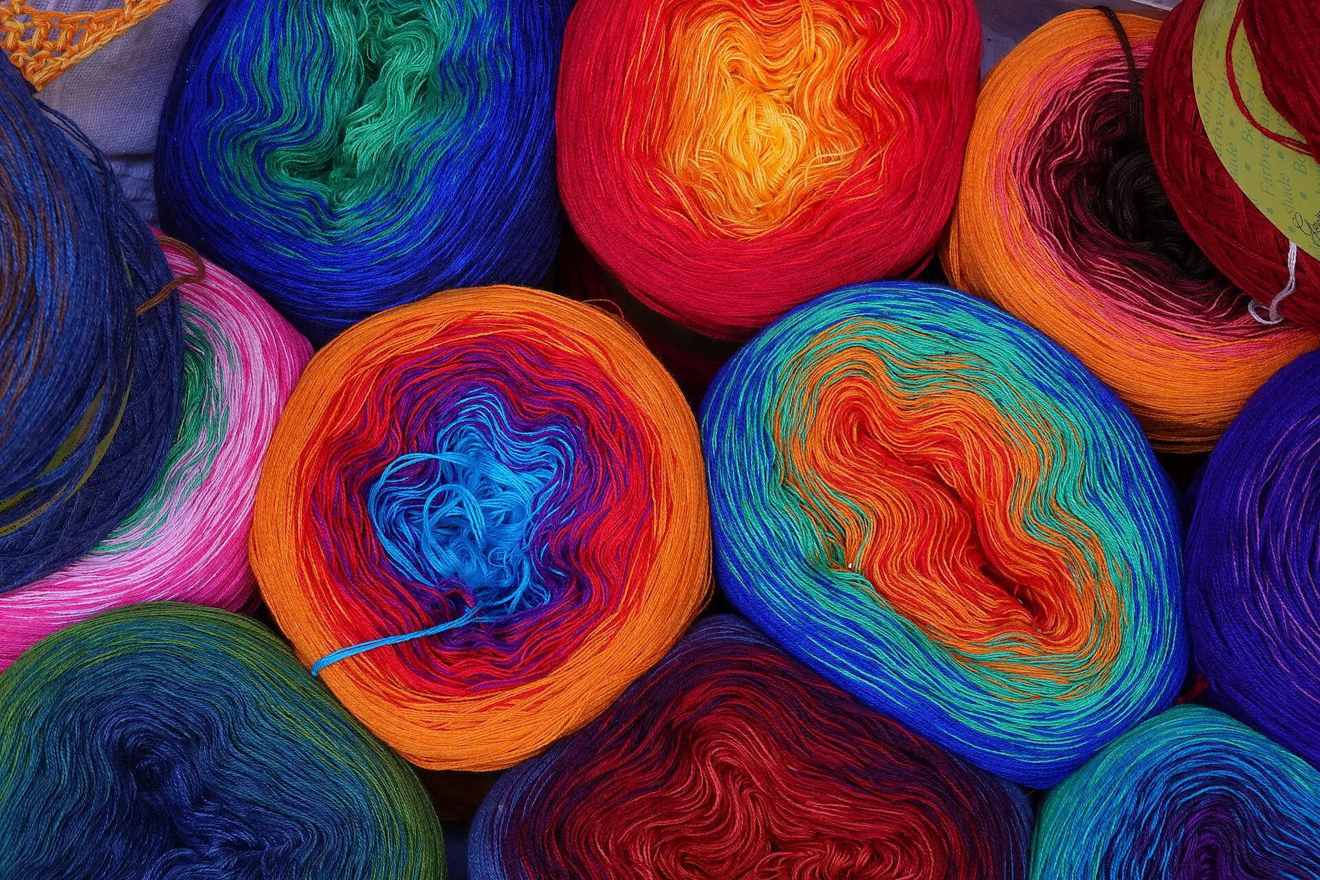 Bunte Garnknäuel mit Farbverlauf für Handarbeiten