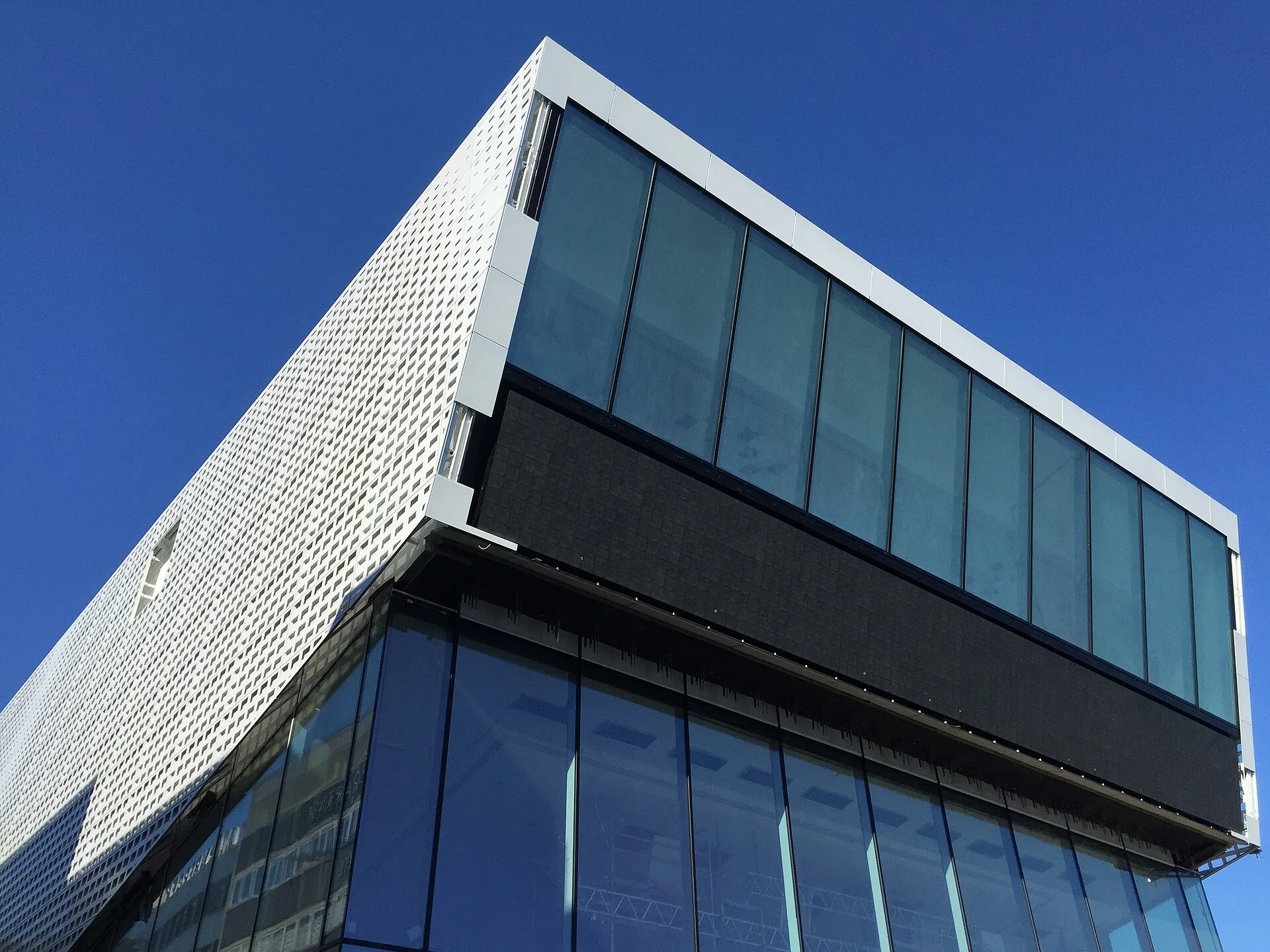 Die Fassade des Deutschen Fußballmuseums in Dortmund