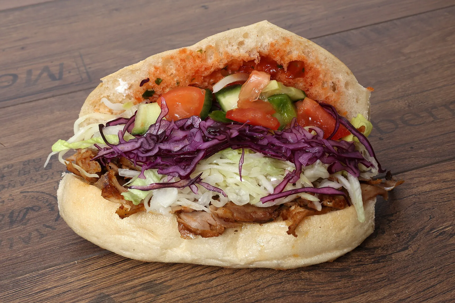 Döner im Fladenbrot mit Rotkohl, Salat und Tomaten