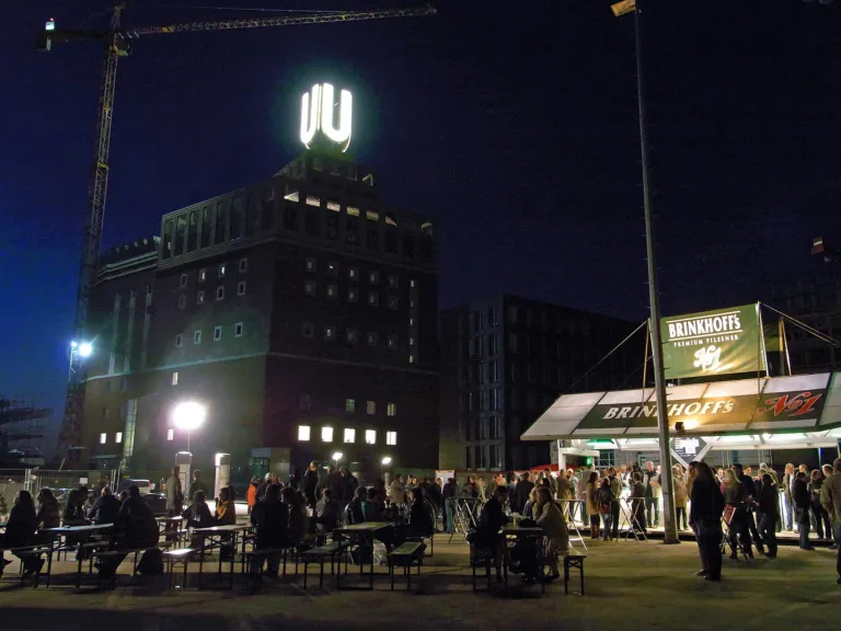 Das Dortmunder U am Abend mit dem leuchtenden U auf dem Dach