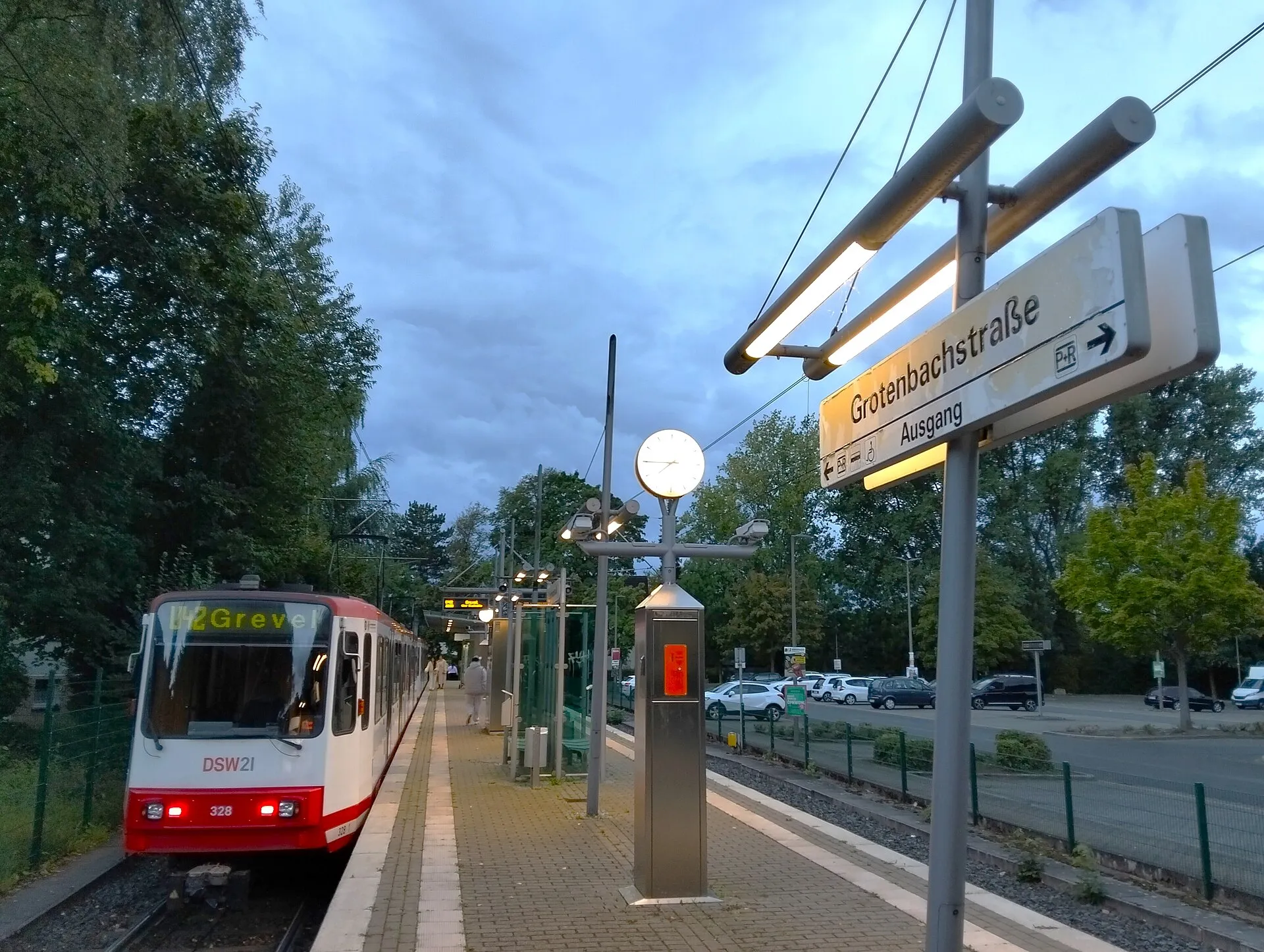 DSW21-Stadtbahn an einer Haltestelle in Dortmund in der Abenddämmerung