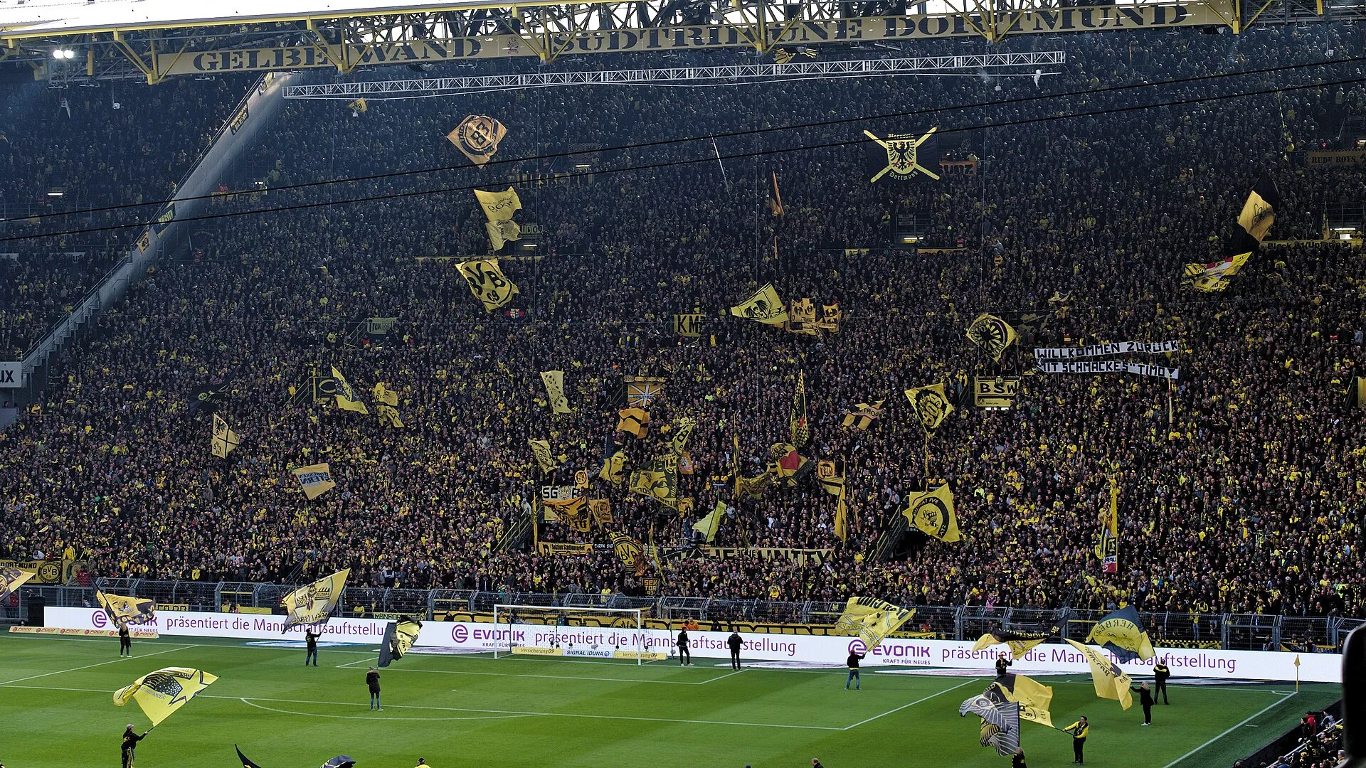 Voll besetzte Südtribüne im Dortmunder Stadion mit schwarz-gelben Fahnen
