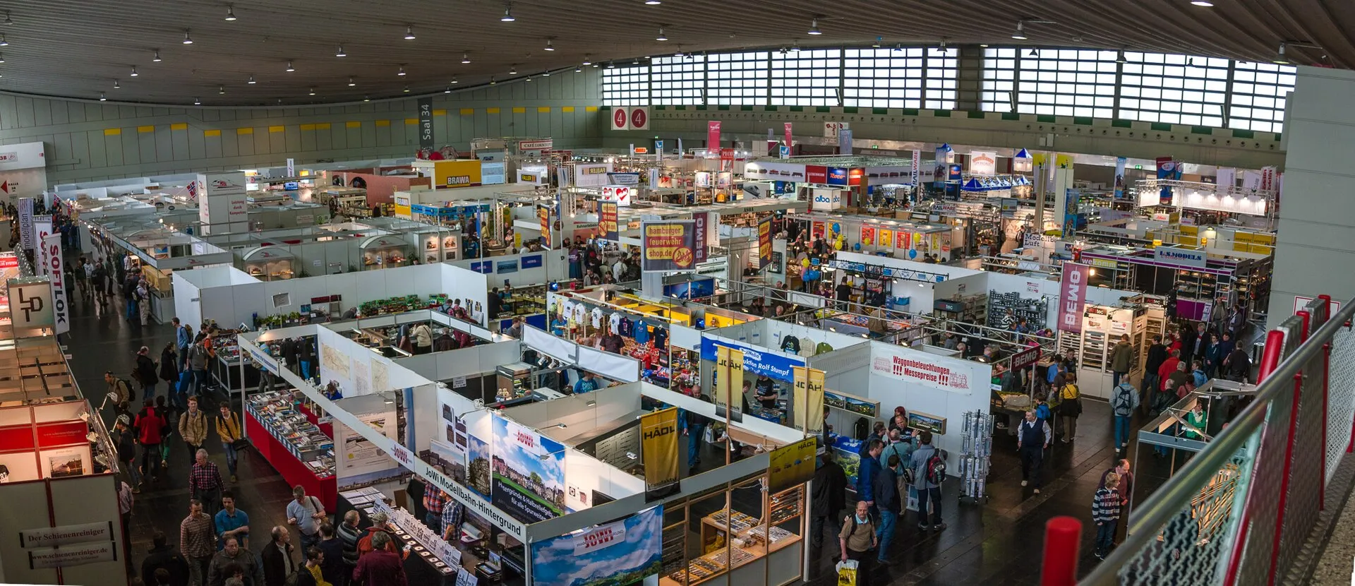 Blick in eine volle Messehalle in Dortmund mit vielen Ständen