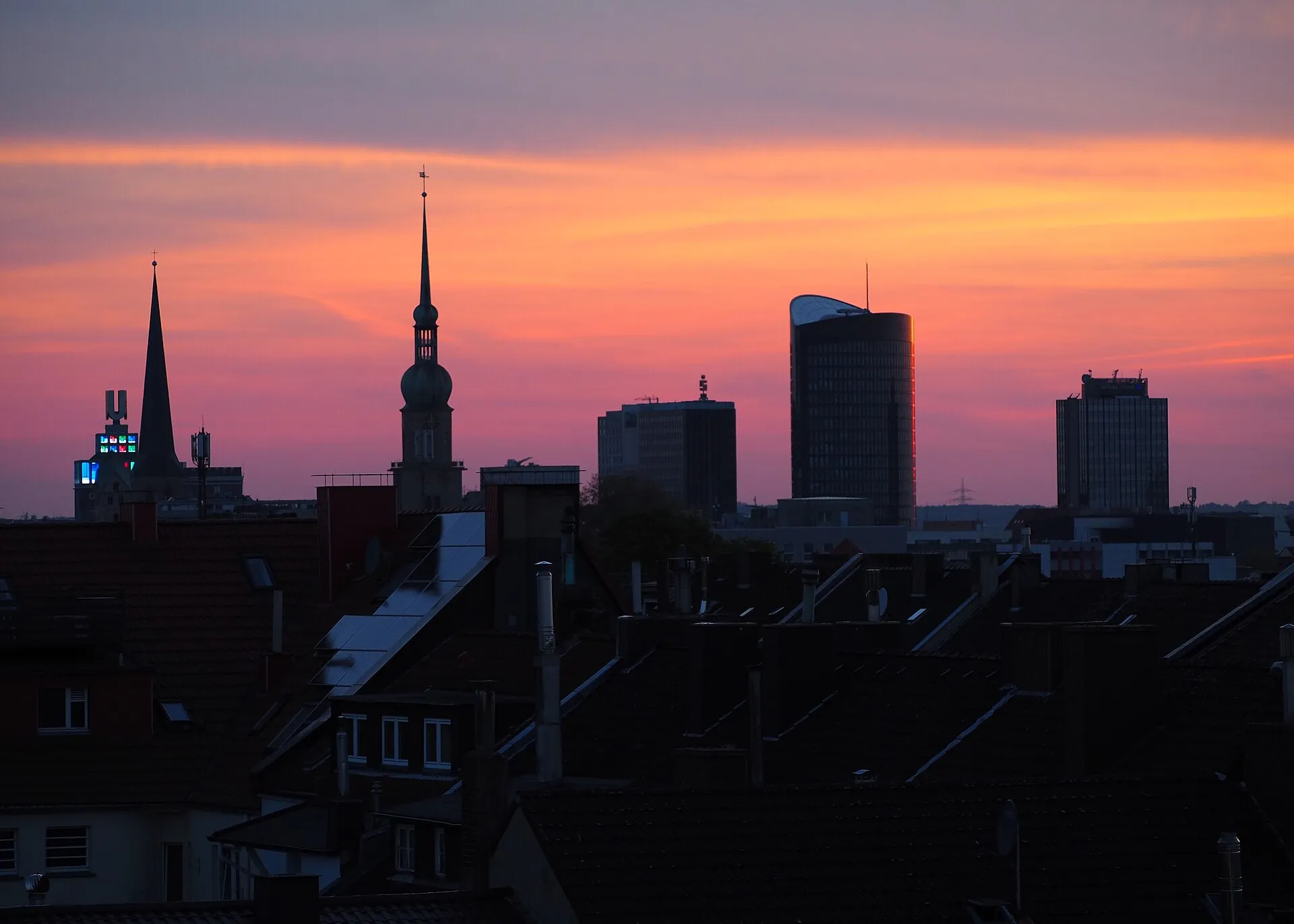 Dortmunder Skyline mit Dortmunder U und Reinoldikirche im Abendrot