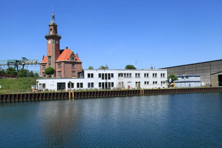 Das Alte Hafenamt am Dortmunder Stadthafen, vom Wasser aus gesehen