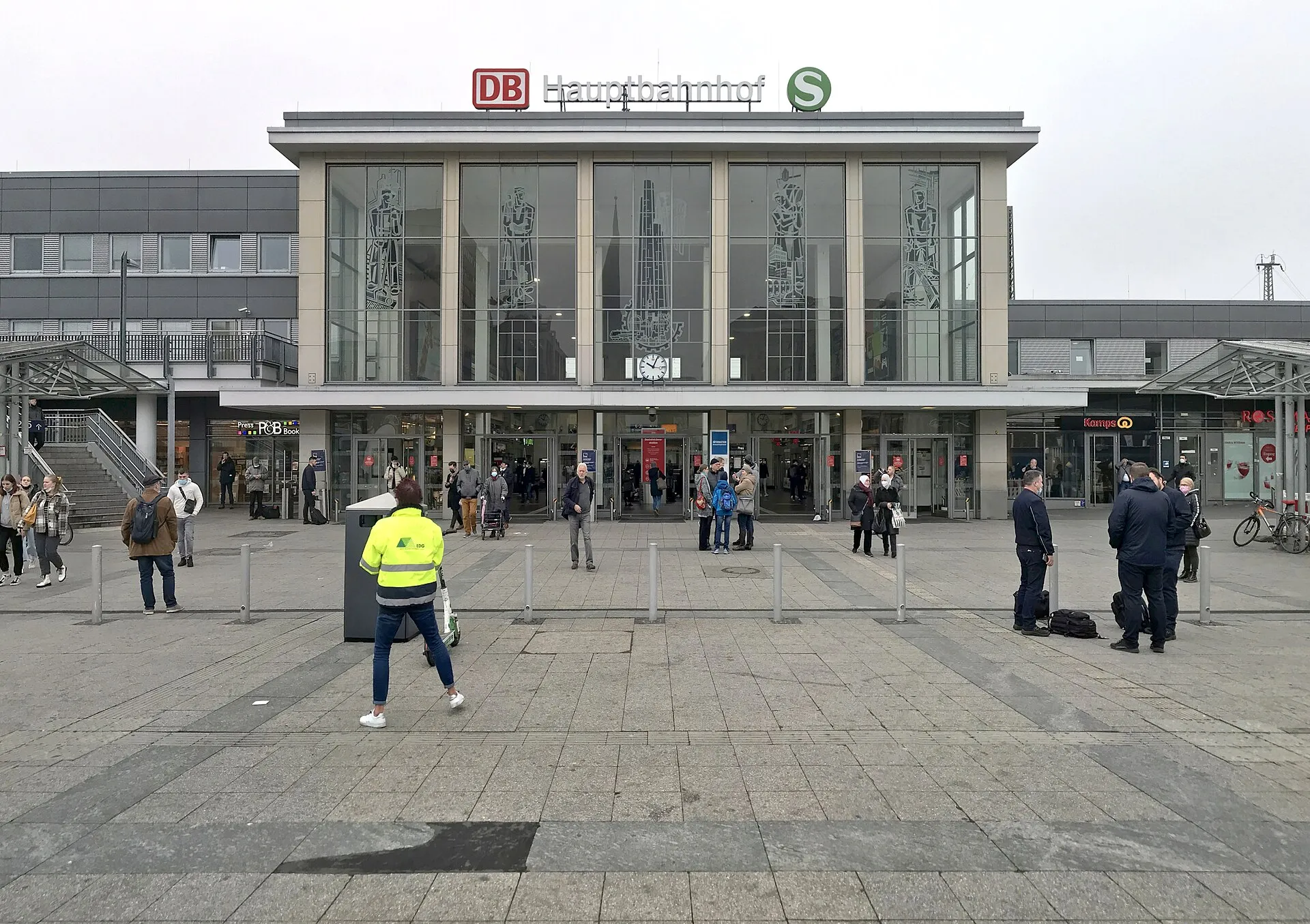 Empfangsgebäude des Dortmunder Hauptbahnhofs von vorn