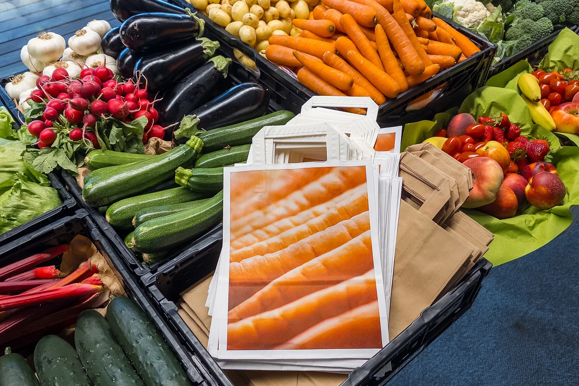 Gemüse und Obst am Marktstand mit Einkaufstüten aus Papier