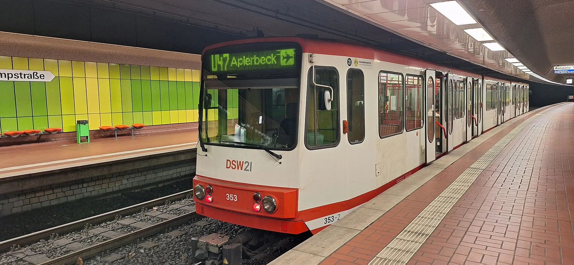 Stadtbahn der Linie U47 im U-Bahnhof Kampstraße in Dortmund