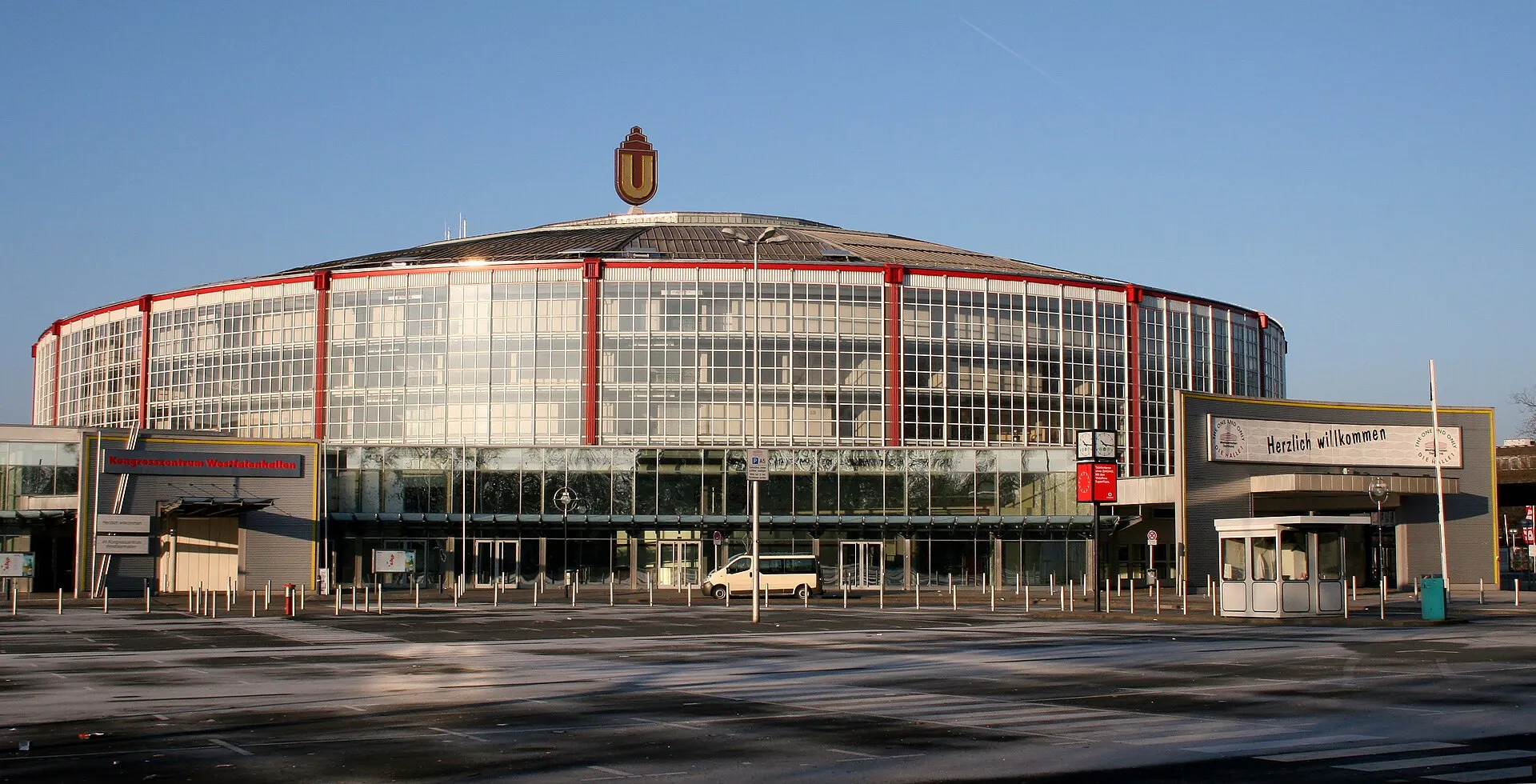 Westfalenhalle 1 in Dortmund unter blauem Himmel