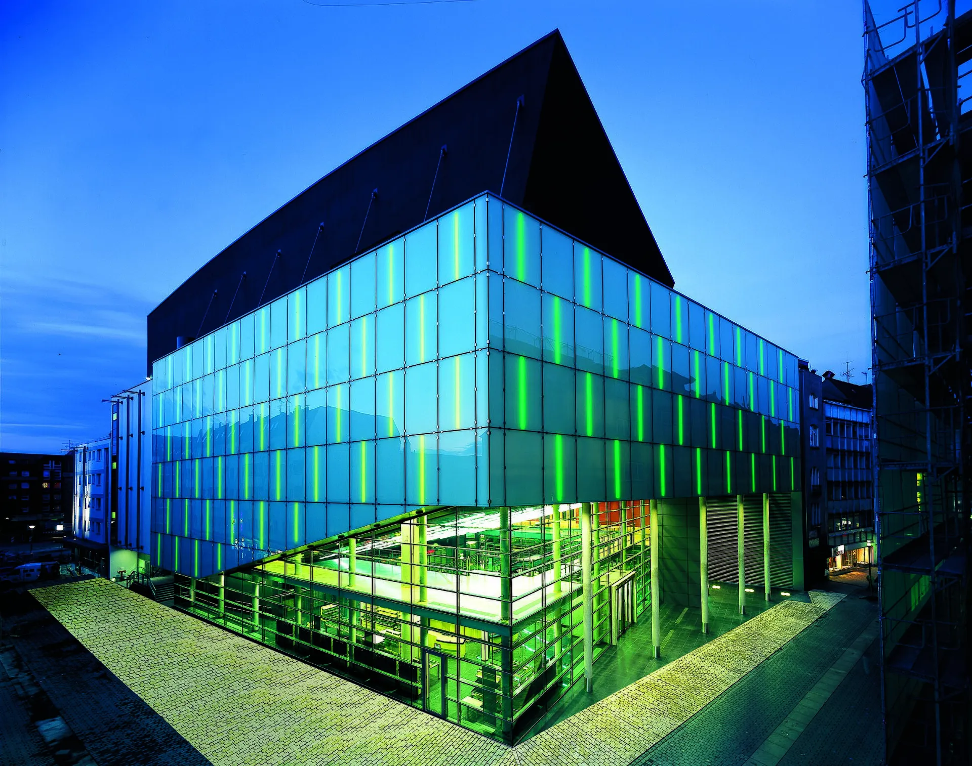 Beleuchtetes Konzerthaus Dortmund in der blauen Stunde