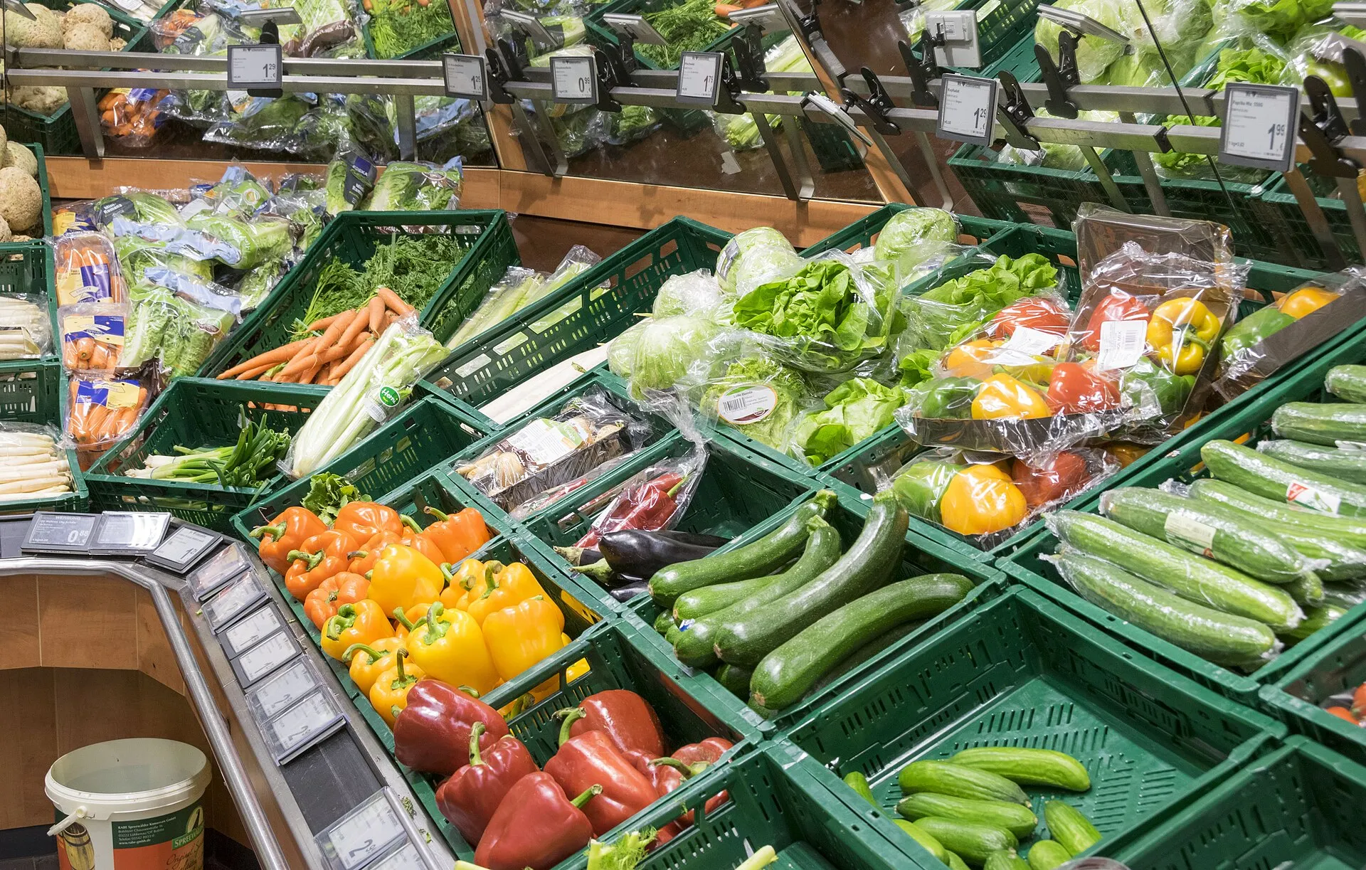 Gemüseabteilung im Supermarkt mit Paprika, Zucchini und Gurken