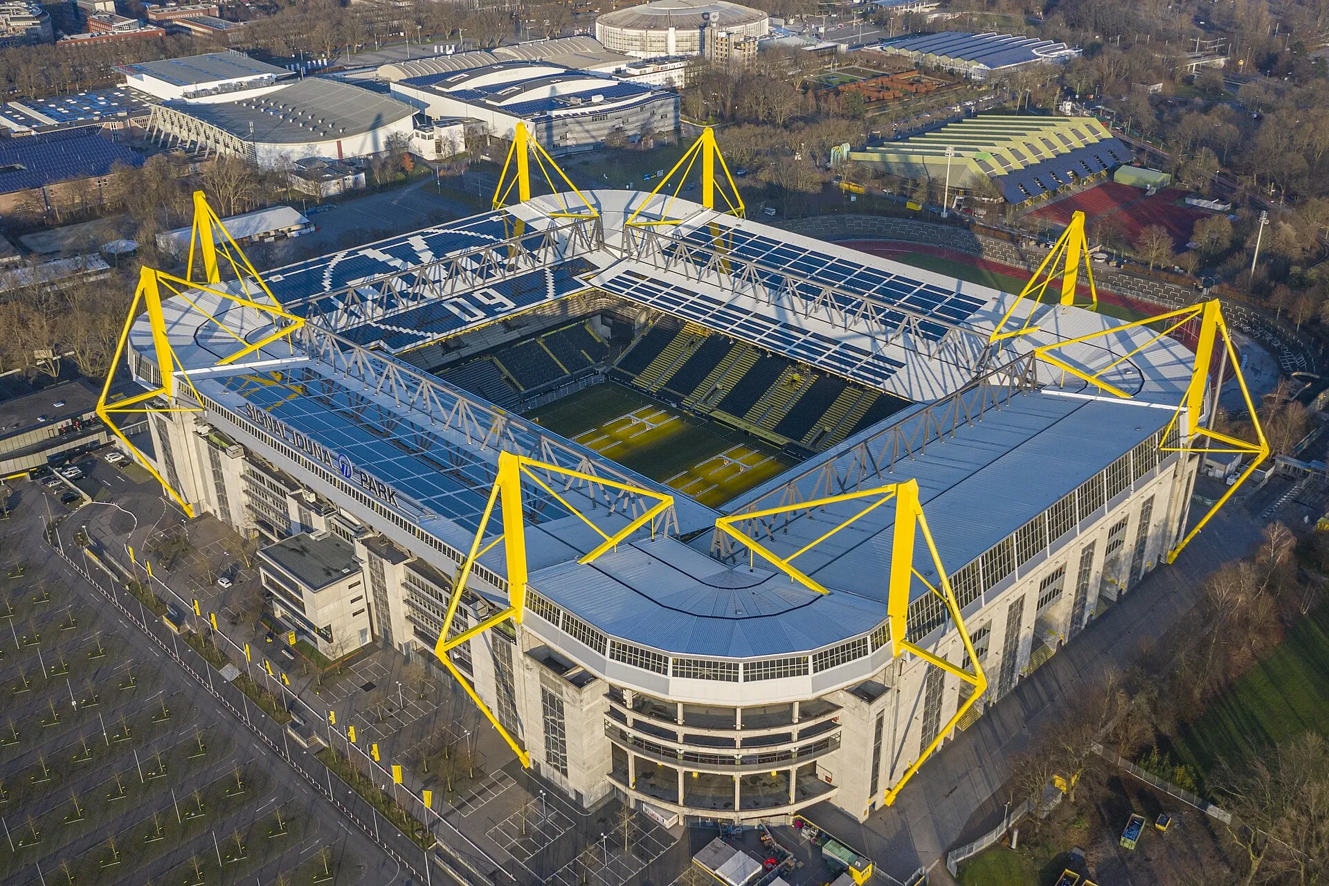 Der Signal Iduna Park von oben mit den gelben Pylonen