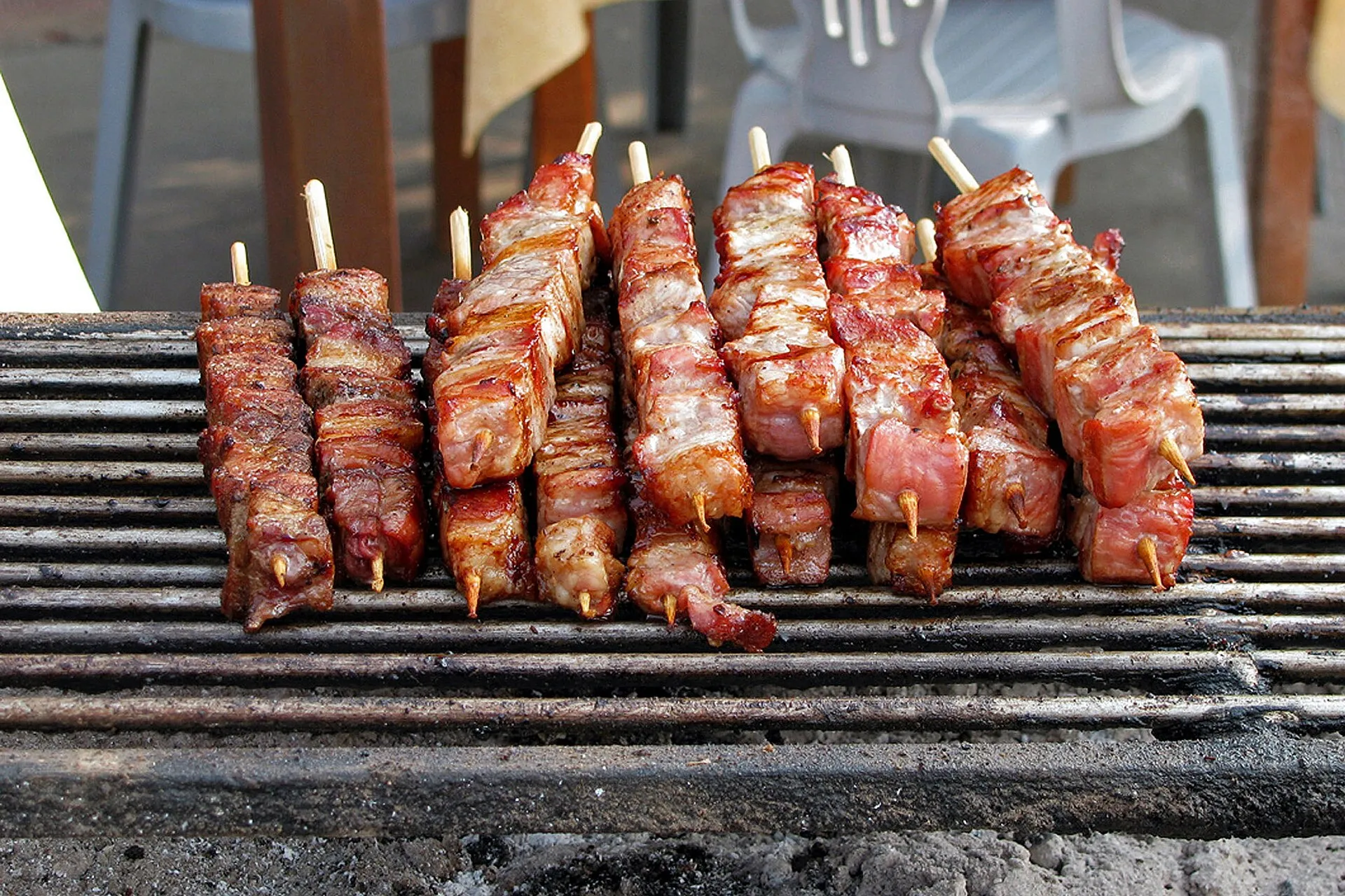 Souvlaki-Spieße auf dem Holzkohlegrill