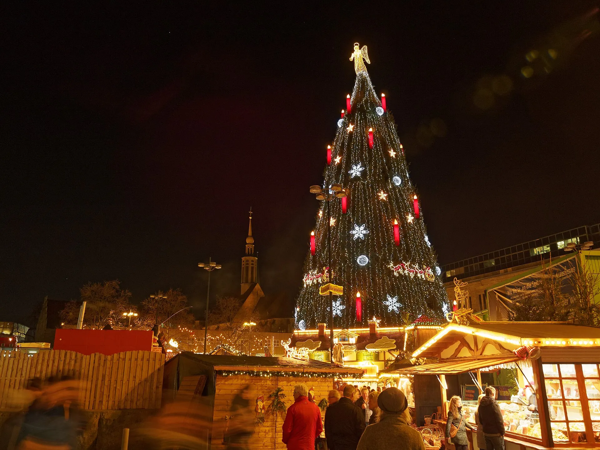 Der riesige Weihnachtsbaum auf dem Dortmunder Weihnachtsmarkt bei Nacht