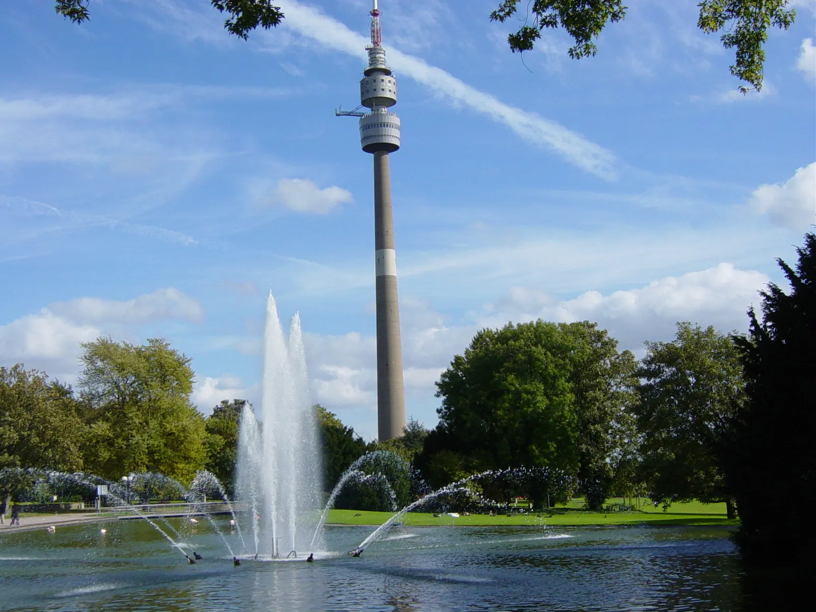 Der Florianturm im Westfalenpark mit Springbrunnen im Vordergrund
