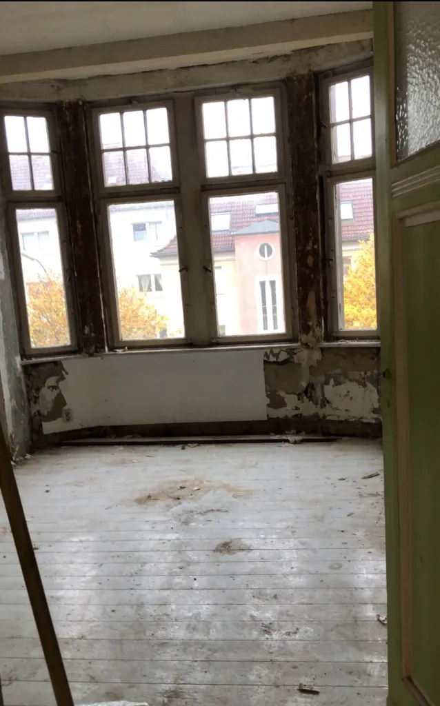 Bay with mullioned windows in an empty room