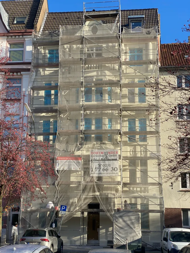 The facade of Gneisenaustraße 93 under scaffolding during the renovation